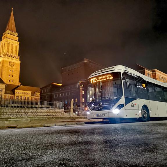 Volvo Bus bei Nacht