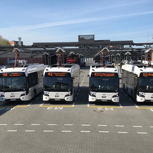 Die ersten vier vollelektrischen 12-Meter-Busse der KVG rollen durch Kiel und laden nun auch am CITTI-PARK und in Kronshagen